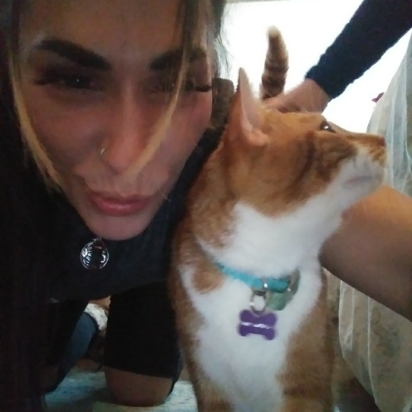 Meet your Posher, Nichole - Picture 2 of 2